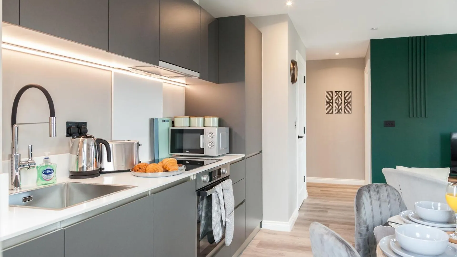 2 Bed Flats Near Station & City Centre - Sleeps 6 리즈 아파트