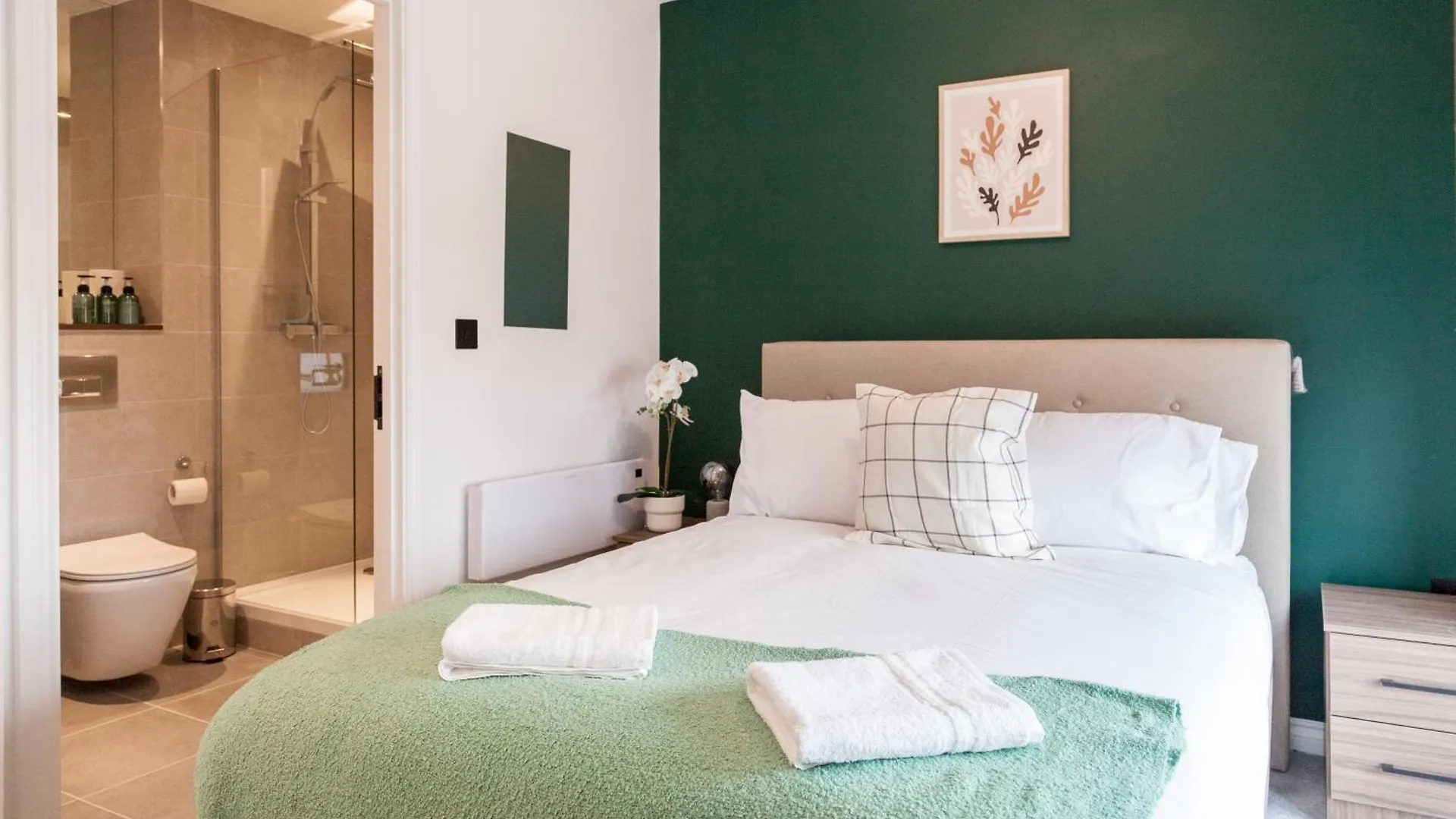2 Bed Flats Near Station & City Centre - Sleeps 6 리즈 0*,  영국