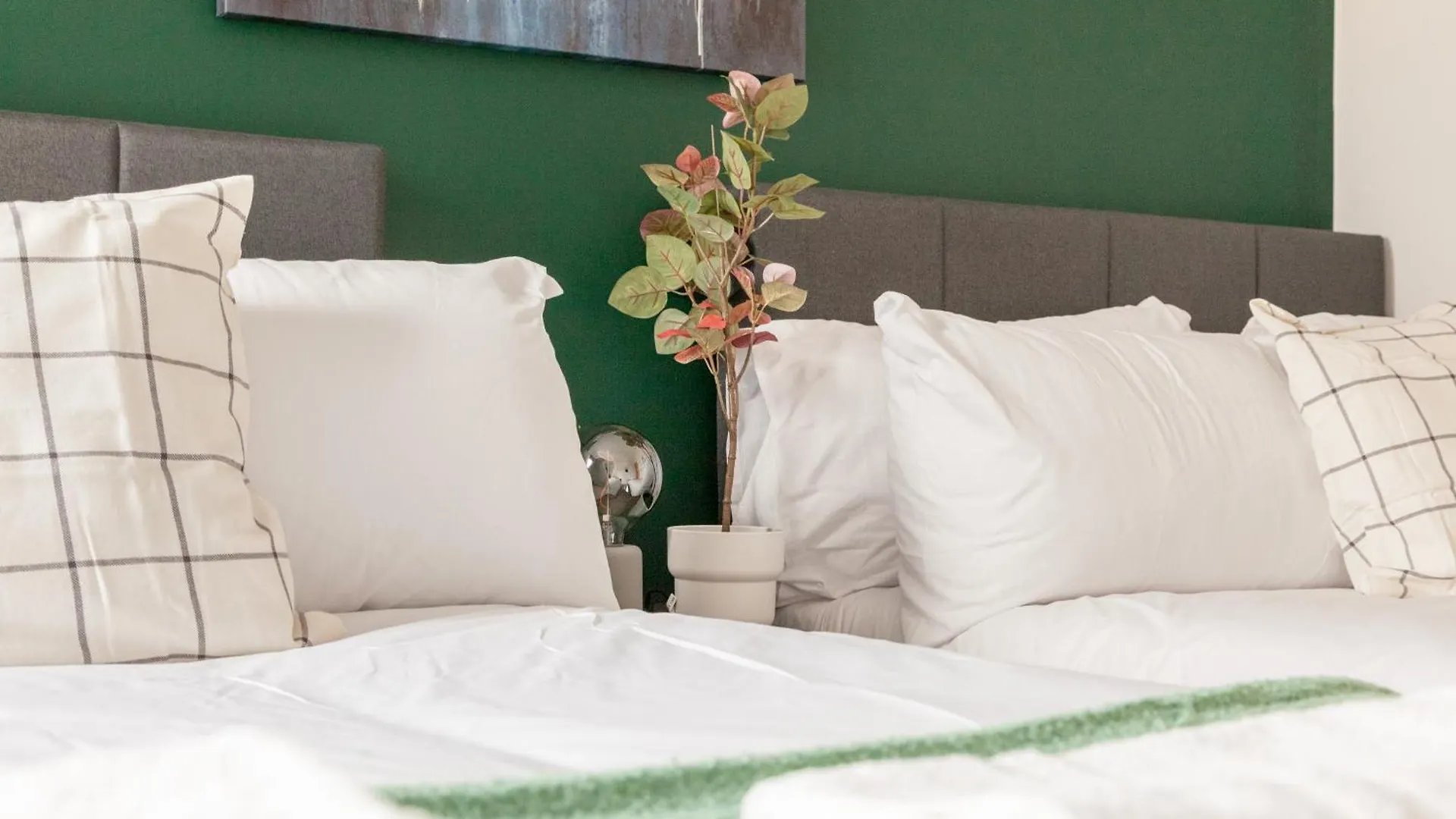 2 Bed Flats Near Station & City Centre - Sleeps 6 리즈